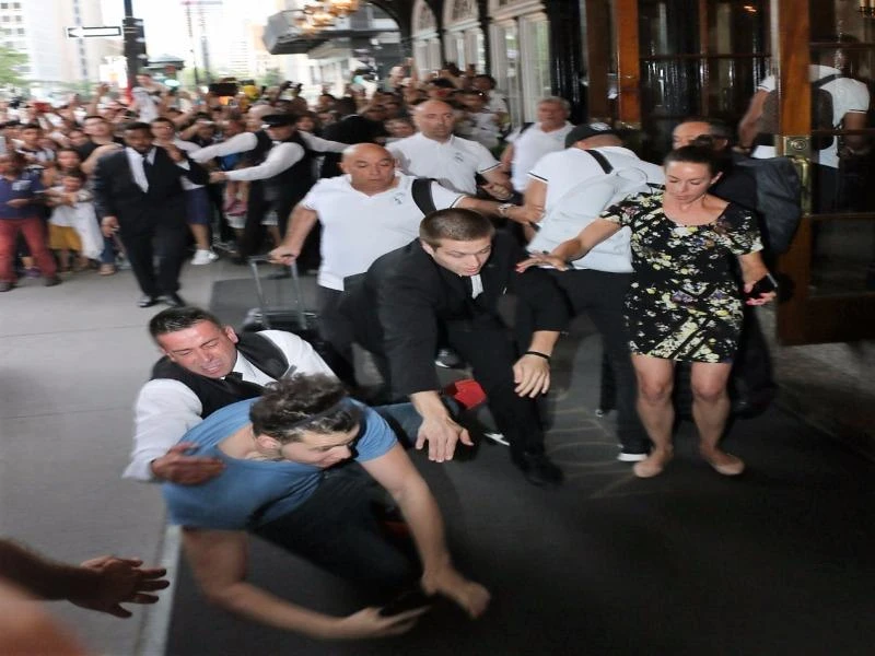 An ninh sau đó xuất hiện và can thiệp kịp thời